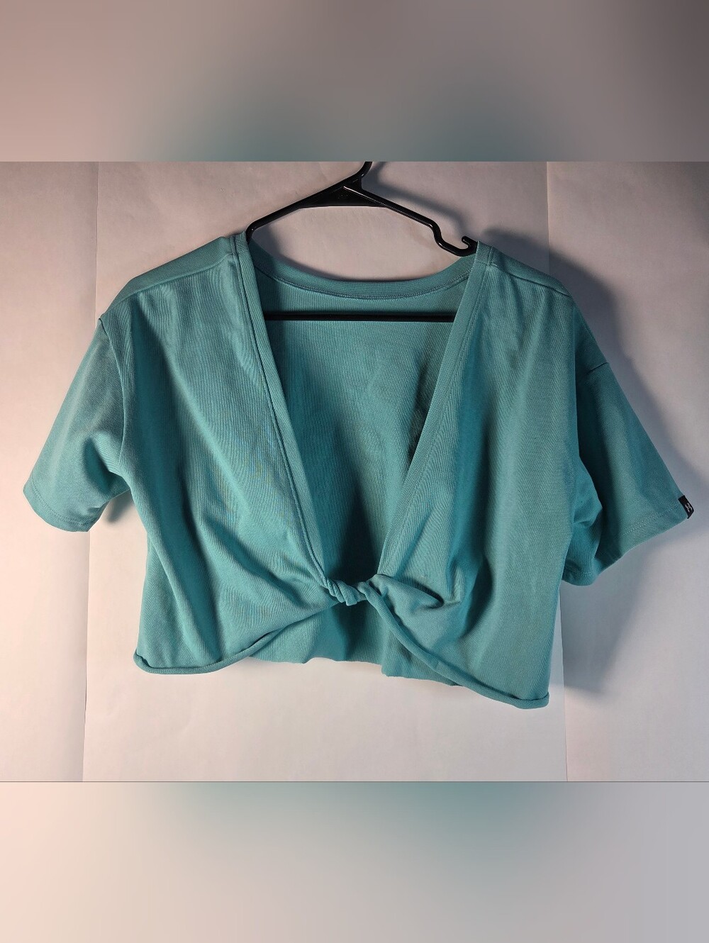 Under Armour Aqua Cropped Twist-Front Top
